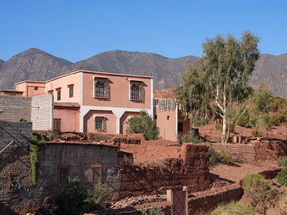 Maisons en terre et maison récente au village d'Agouni, à Ouirgane