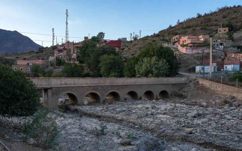 Pont en arches au-dessus du lit de la rivière à Azadene, près d'Ouirgane