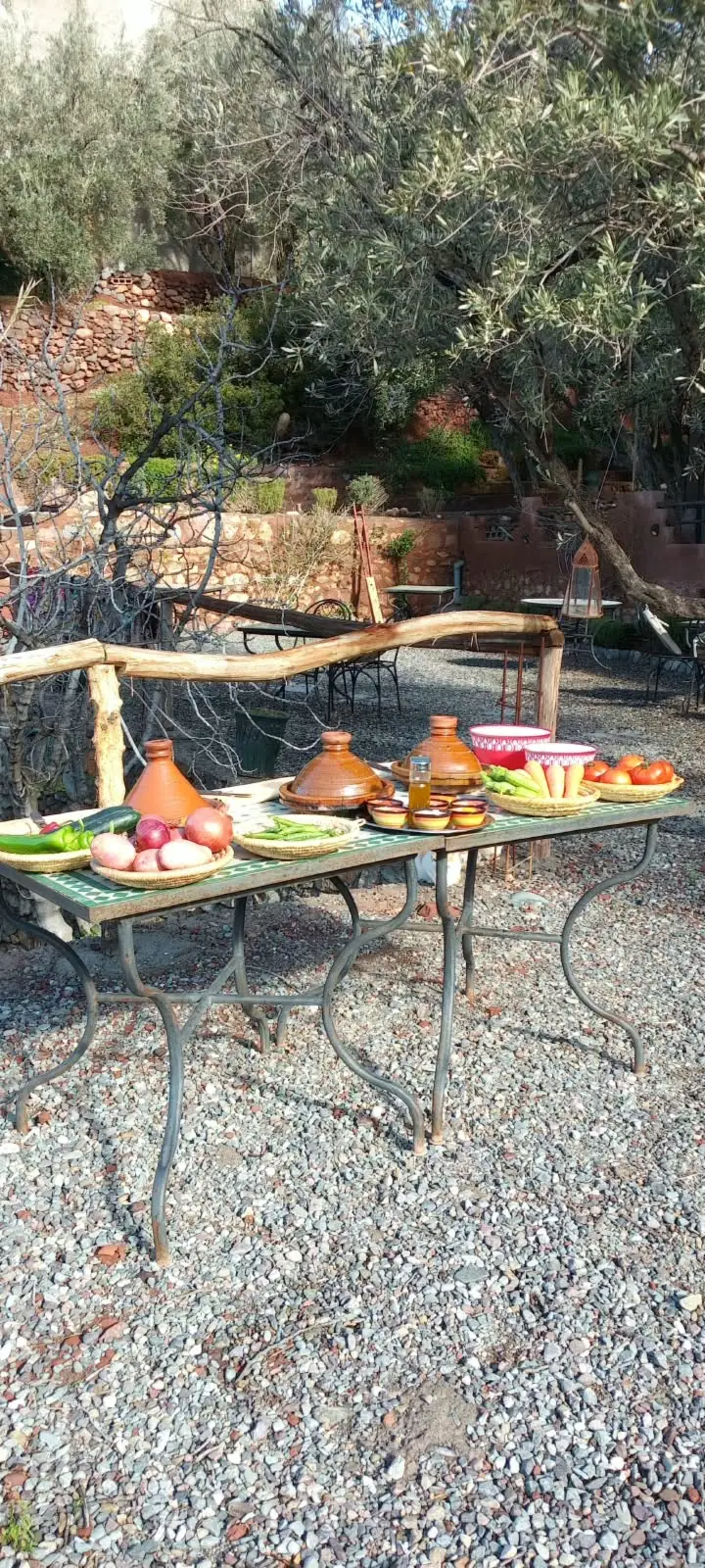 Salades marocaines et tajines servis sur une table de jardin