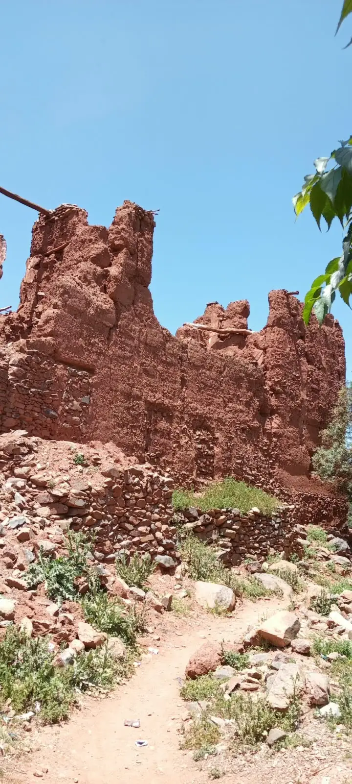 Vestiges d'une ancienne construction en pisé au-dessus d'un sentier