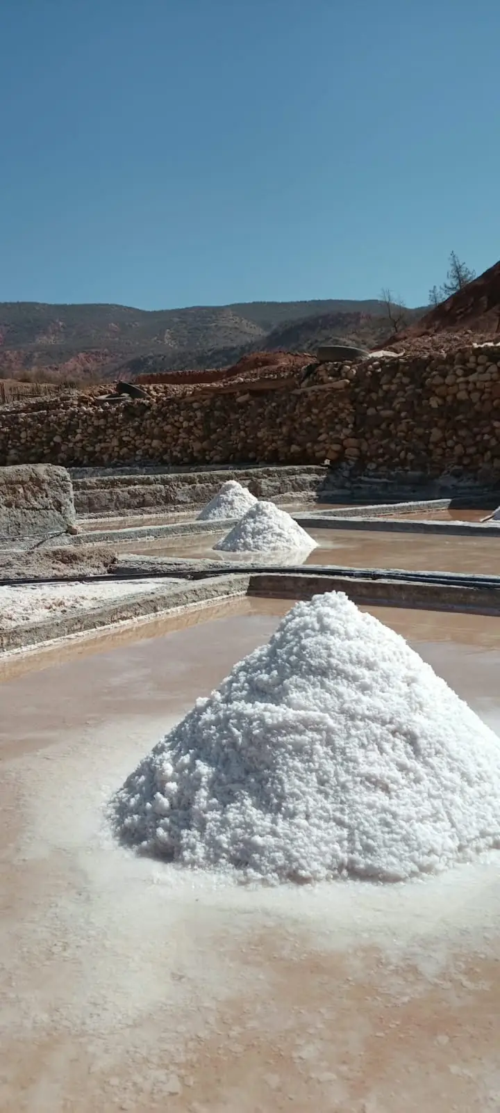 Monticule de sel blanc dans un bassin d'évaporation traditionnel
