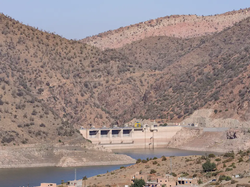 Barrage Yacoub El Mansour niché entre des montagnes couvertes de genévriers